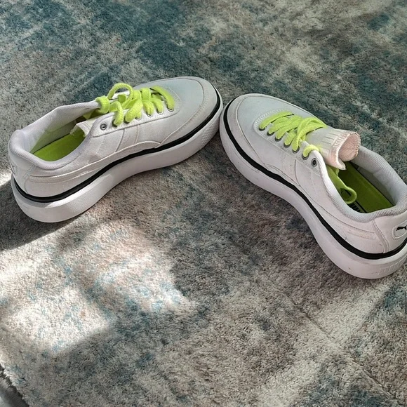 PUMA For women size 6
Lime green laces
Black & white
Platform - Picture 4 of 6